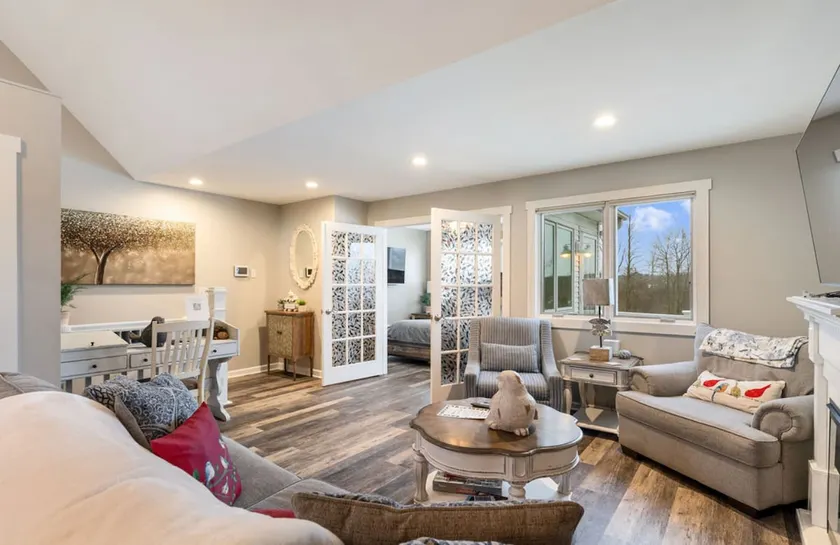 The Carriage House at 5024 Meadowbrook Ln Flushing - Image 1