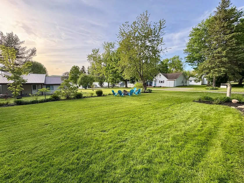 Darling cottage near entrance to Letchworth State Park  overlooking Silver Lake! - Image 1