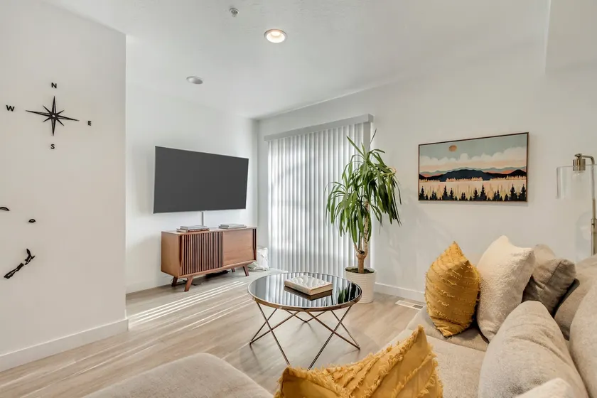 LCF | Downtown SLC | 2 Queens | Garage | Sleeps 4 - Image 1