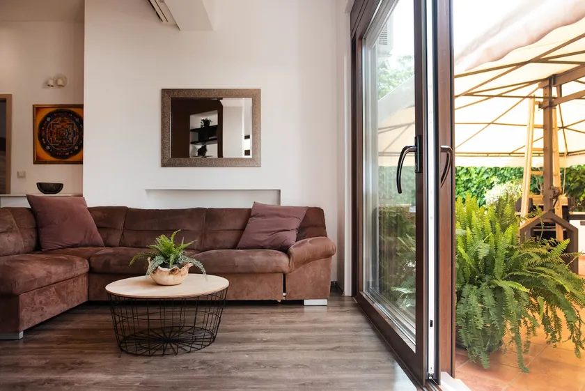 Super apartamento com ar condicionado, WiFi, bem-estar, a apenas 500 m da praia - Image 1