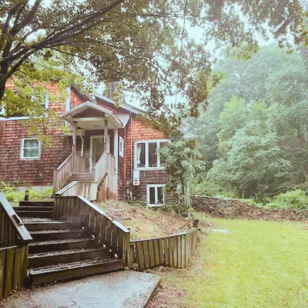 Quiet Cozy Stay Spacious Home Near Beach & Shops - Image 1