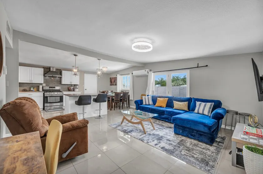 Beautiful 4BR Home- LV Strip, Airport & Conv. Cent - Image 1