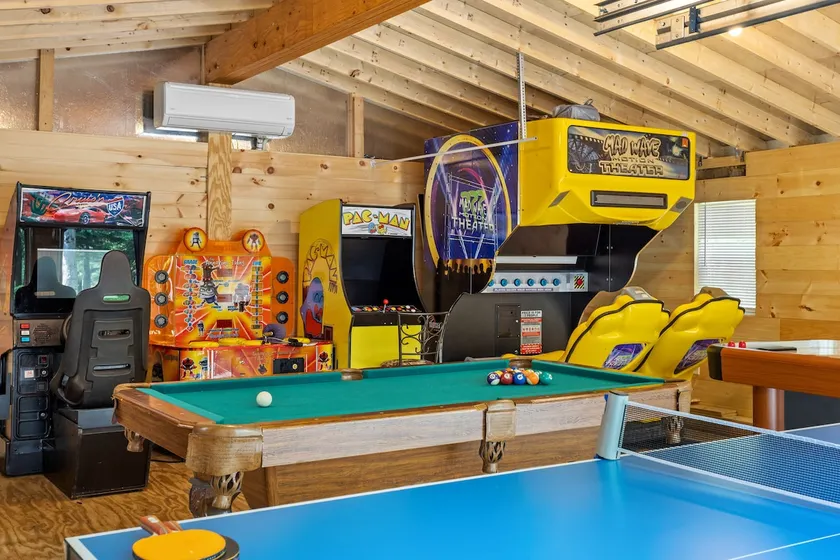 Sleeps 10, Fire Pit, Game Room, 3 Full Baths Decks - Image 1