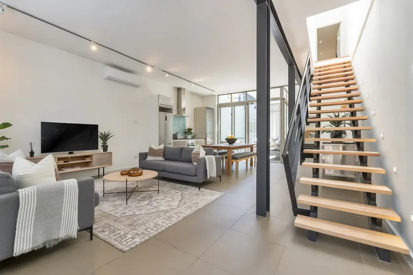 Stylish 4-Bedroom house - NO load shedding. - Image 1
