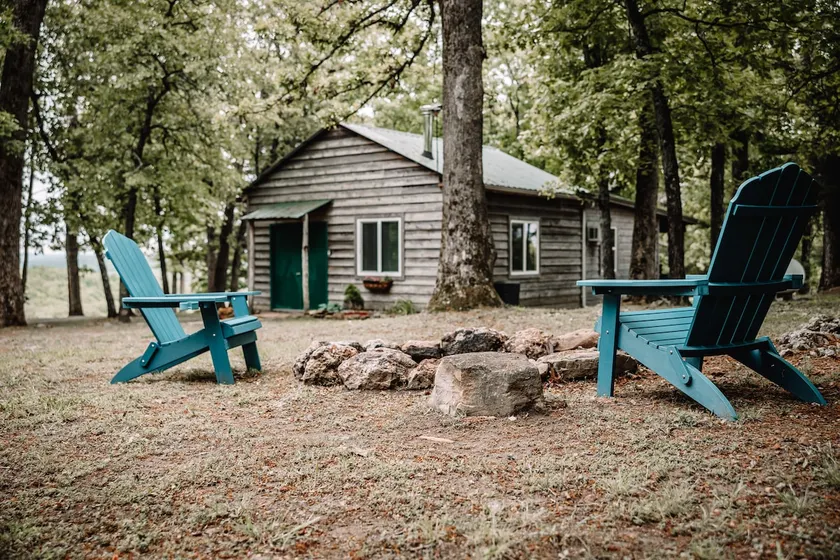 Cute Ozark Mountain cabin in the woods: a quiet escape or adventurous exploring - Image 1