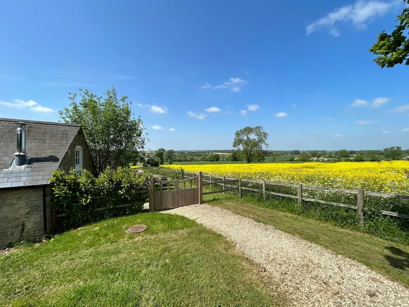 Charming Cotswold Cottage in a private setting - Image 1