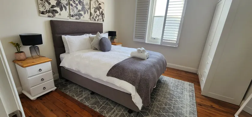 Walkable to hospital CBD Home with Free Parking - Image 1
