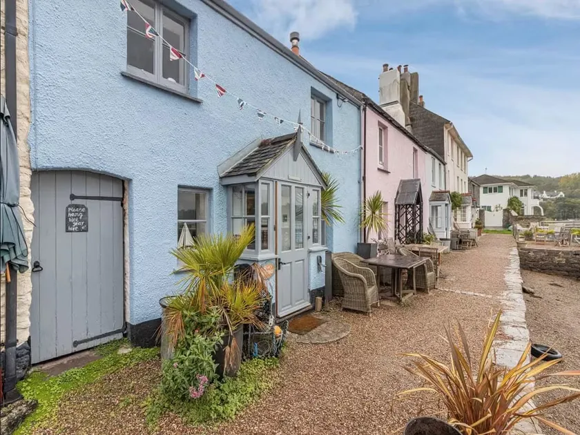 Quay Cottage: Waterfront Family Friendly Sleeps 8 - Image 1