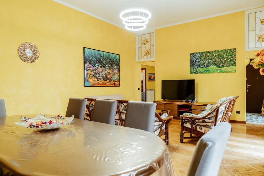 [Luxe Apt] - 180 m² • Parking • A/C • Sleeps 8 - Image 1