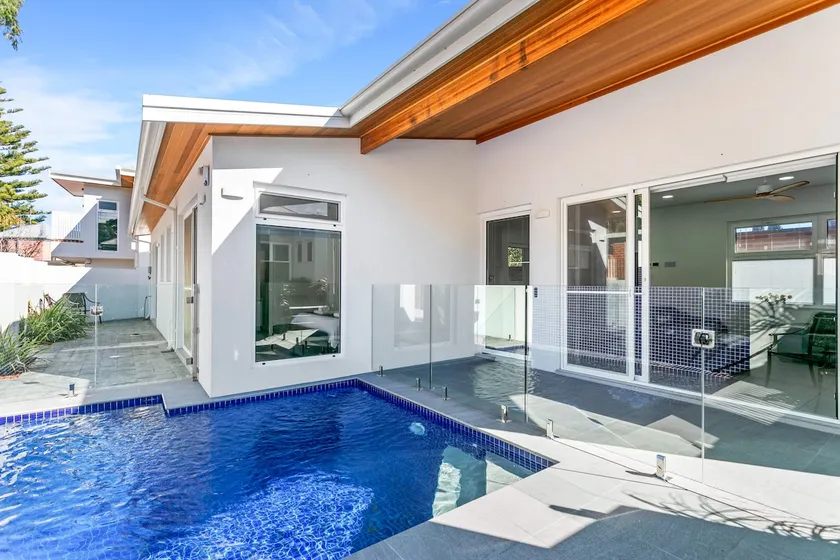 LUXURY POOL VILLA • 3 King Bed Suites • Walk to beaches and Fremantle City - Image 1