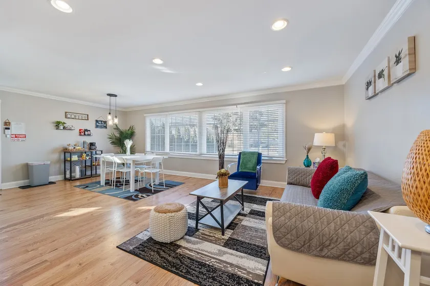 Cozy Ranch w/ King Bed & 3 Baths – Great Location! - Image 1