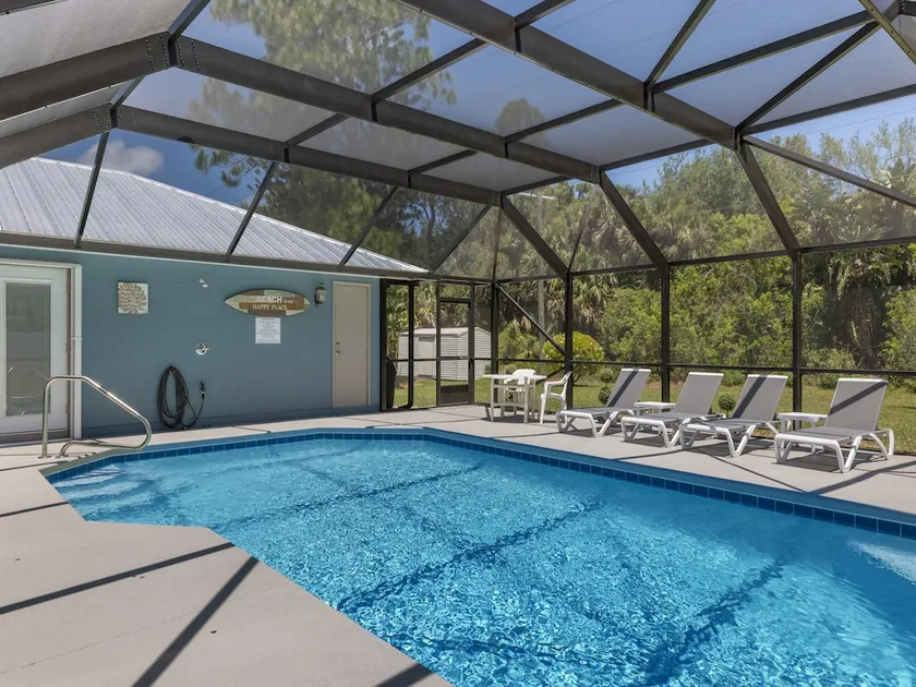☆☀︎❀ Pool House Paradise! Heated Pool, Poolside TV, Pool Table, Near Beaches! - Image 1