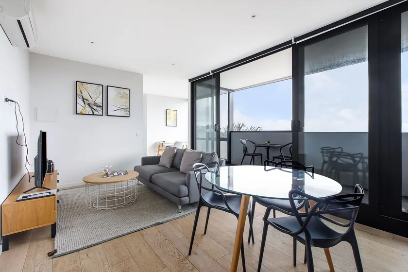 CITY VIEW Balcony suite 2bedrooms Apt w/Parking - Image 1