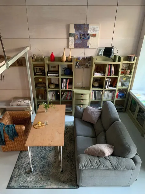 Studio with a mezzanine. - Image 1