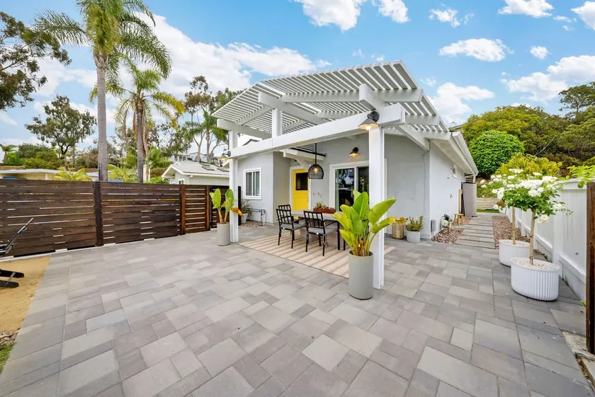 Colorful & Comfy Gem: Close to Beach - Yard - Pkg - Image 1