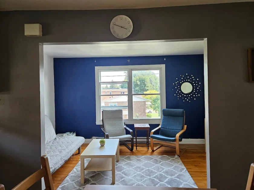 A Pretty cosy 2 bedroom 1 bathroom apt - Image 1