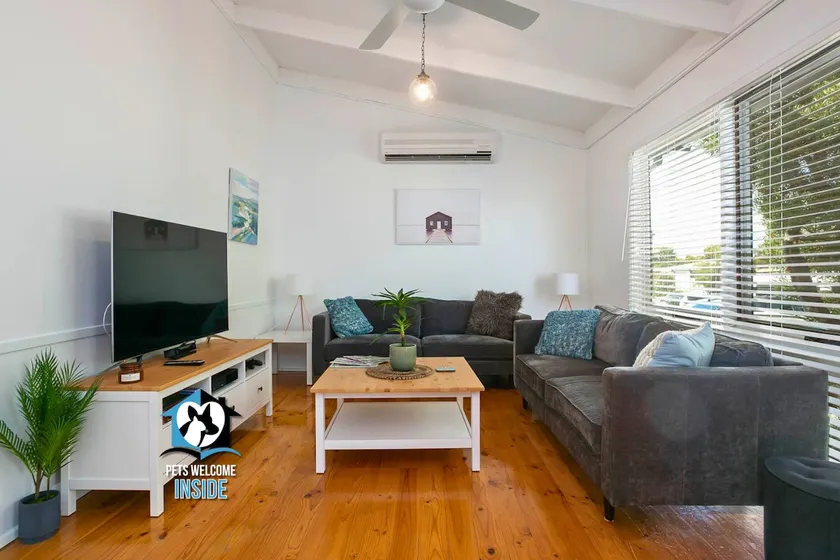 3BR Updated Coastal Beach House in Funky Port Elliot - Image 1