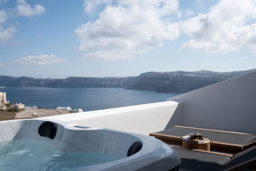 Sea view loft with private hot tub and pool - Image 1