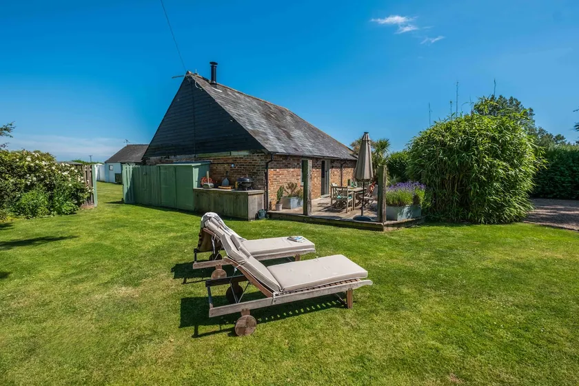 The Barn by Camber Beach. Sleeps 6 - Image 1