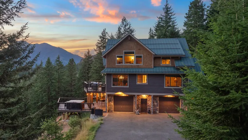 A PNW dream! Hot Tub, 3 private acres & Mnt Views! - Image 1
