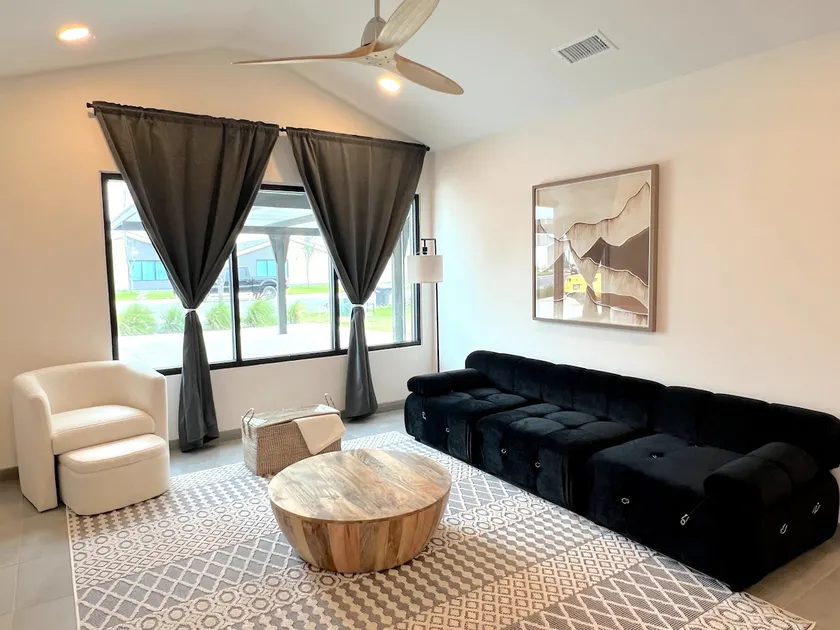 Apy | Luxer | Modern and Centrally-located 2BR - Image 1