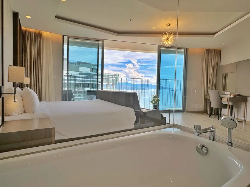 Huge sea view balcony - bathtub - Free pool & gym - Image 1