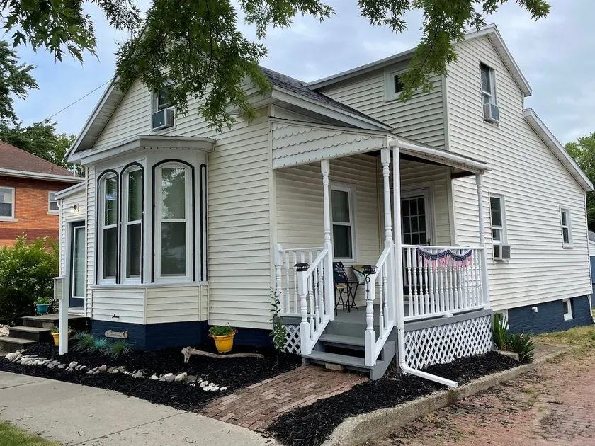 Historic house, walk to downtown and beach. - Image 1