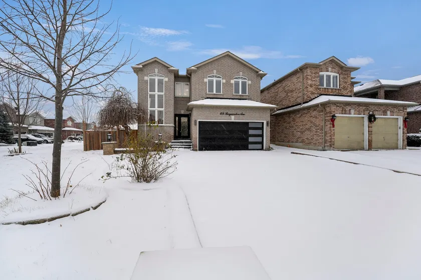 Luxurious 4-BR Richmond Hill House wifi & Parking - Image 1