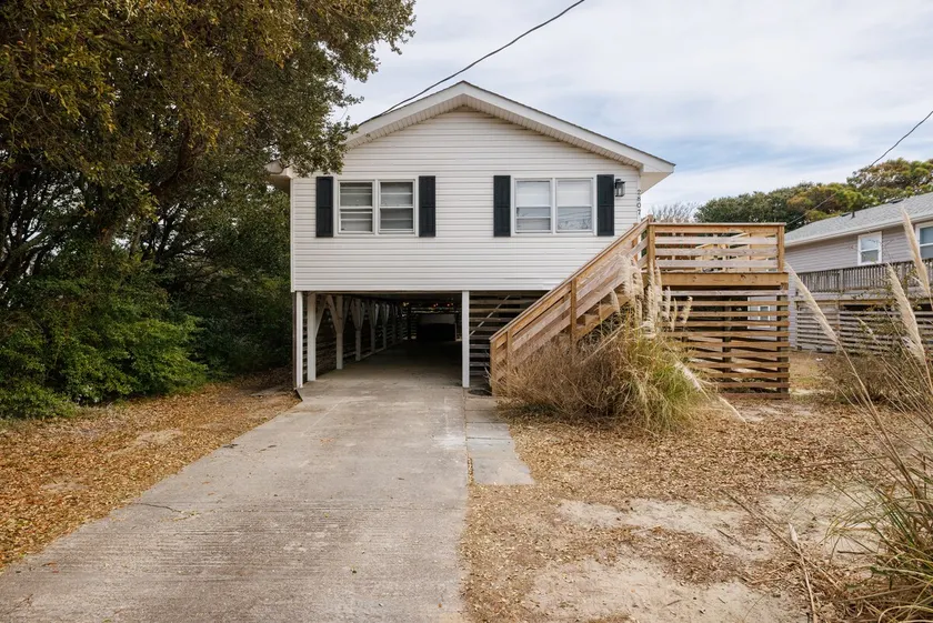 Sea La Vie- 800ft to beach, hot tub, dog friendly! - Image 1