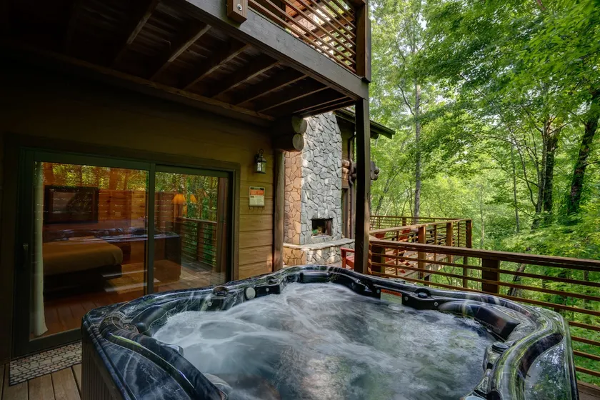 Watershed 6 - Spacious 3 Story Cabin that can Sleep up to 12 People! - Image 1