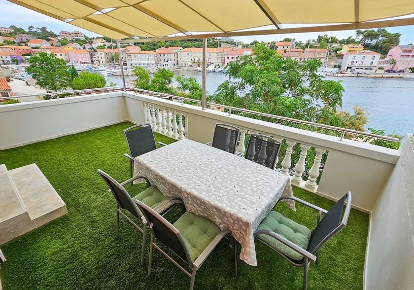 Spatious apartment with private terrace at seaside - Image 1