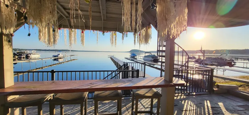 1st Floor Lakefront, 160 ft Dock, Tiki Bar Patio - Image 1