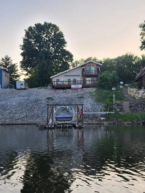 Doc's Lake House (Lakefront) - Image 1