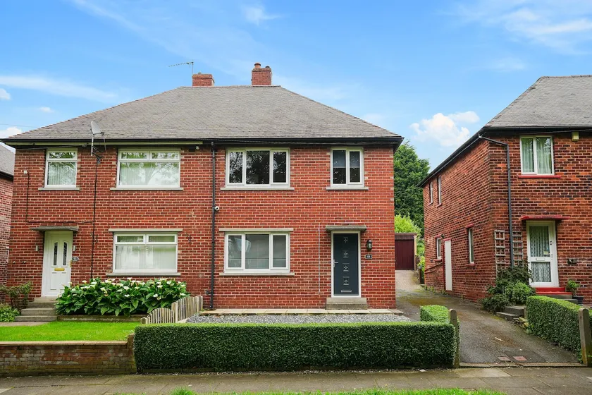 3 bed detatched cottage with onsite parking - Image 1