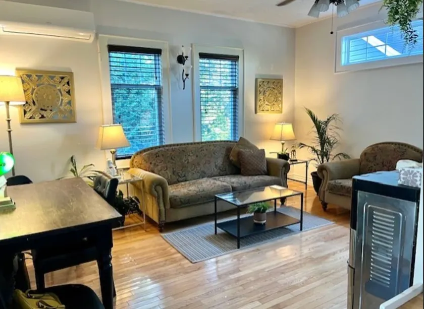 Executive 2 Story, Downtown. - Image 1