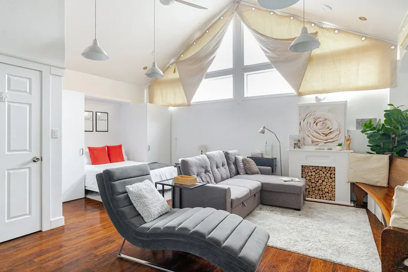 Work, Rest, Visit & Explore | Cozy Downtown Studio - Image 1