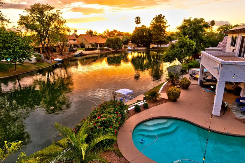 Modern Lakefront, pool+spa, watercraft, 3br/2.5bth - Image 1