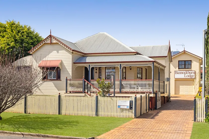 Two Homes, Sleeps 14 | Walk to CBD & Queens Park - Image 1