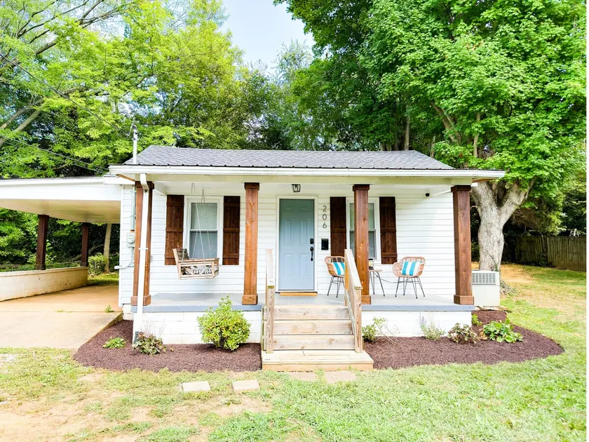 Pet-Friendly Boho Bungalow | Charming Retrea - Image 1