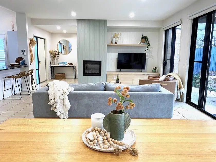 Walk Everywhere • Beach & Cafés • Sleeps 7 Family - Image 1