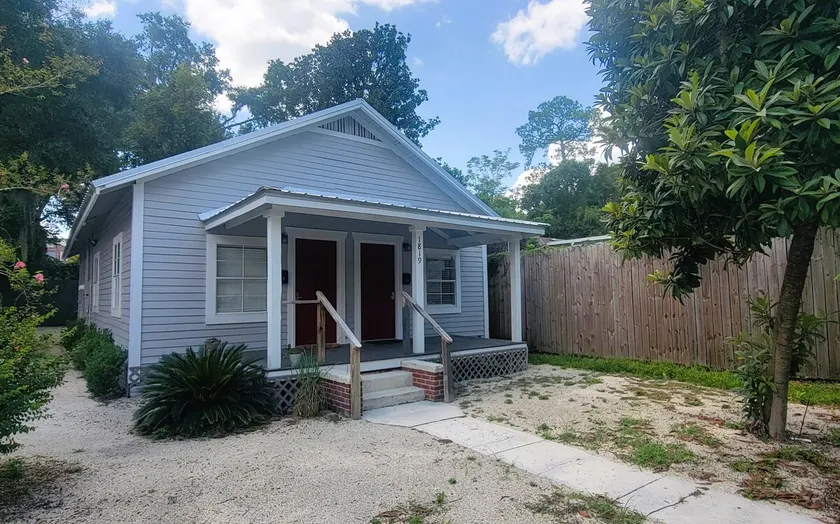 Midtown Bungalow Steps from UF Stadium & Parking - Image 1