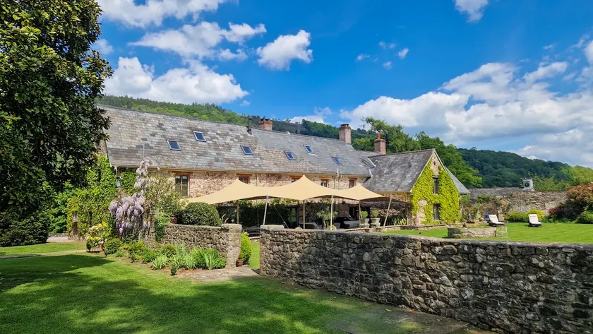 Duffryn Mawr Country House. Beacons National Park - Image 1