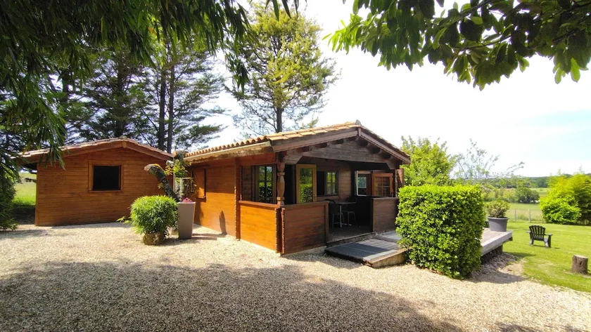 Cottage with pool - Image 1