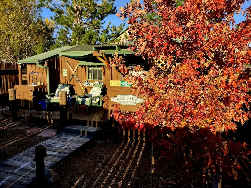 Vintage 50s cabin has a deck, yard, and privacy. - Image 1