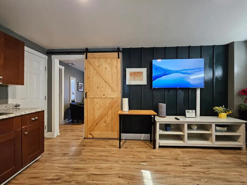 Cute & Cozy Renovated APT in the Heart of Phoenix - Image 1