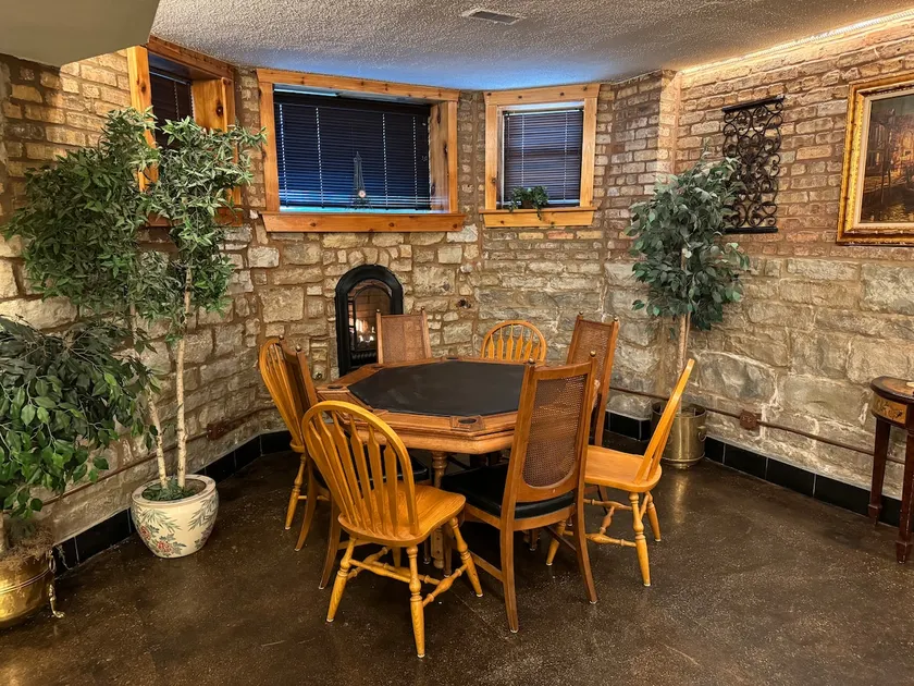 Inspiring Grotto Sleeps 10-20 Free TV & Parking - Image 1