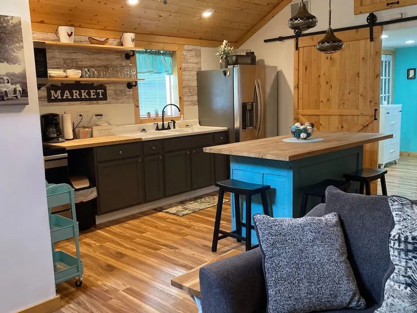 Cozy Farmhouse Retreat in Historic District - Image 1