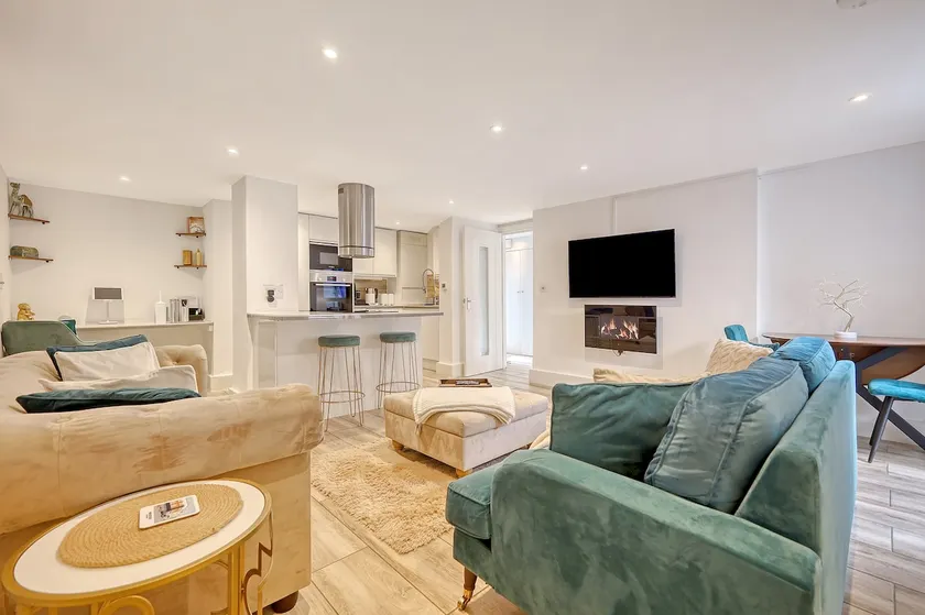 Wanstead Luxe Hideaway - Luxury 2 Bedroom - Image 1