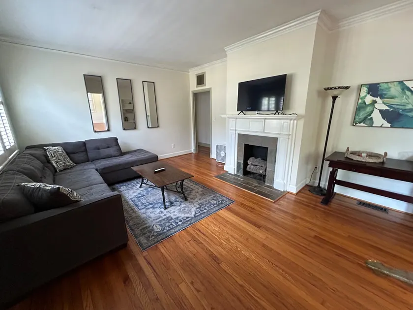☆Fully Stocked Kitchen☆8min to DT ☆No Stress☆ - Image 1