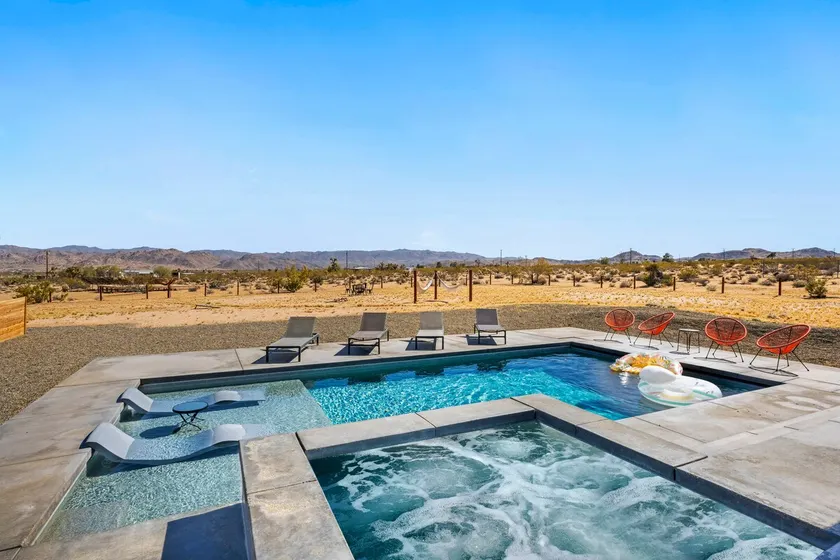 Retreat on 5 Acres, Large Pool/Hot Tub, Top 5% - Image 1